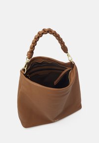 Brązowa skórzana torebka z plecionym uchwytem, miękką fakturą i wewnętrzną kieszenią na zamek. Posiada złote elementy oraz ozdobny, falisty brzeg.