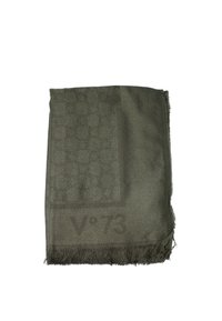 Sciarpa verde oliva realizzata in tessuto morbido, con un motivo testurizzato e dettagli di frange lungo i bordi, e un logo nell'angolo in basso.