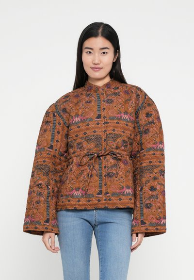 Veste marron matelassée avec un motif de dessins floraux et géométriques. Caractérisée par un col montant et des manches larges, nouée à la taille.