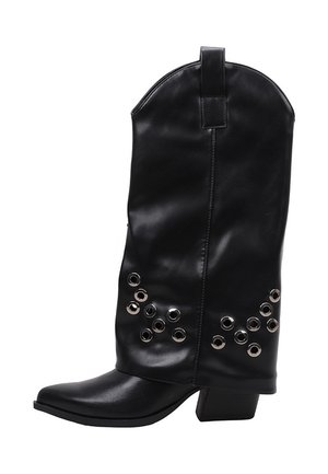 Bota vaquera de cuero negro con decoraciones de ojales metálicos cerca del tobillo y un tacón apilado sobre fondo blanco.