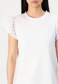 VILA VILUCE O NECK FLOUNCE - T-shirt basique - bright white