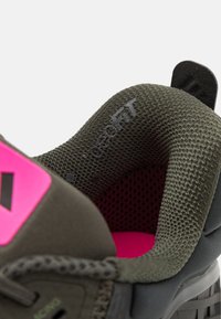 adidas Performance DROPSET 3 UNISEX - Chaussures fitness - shadow olive/core black/lucid pink