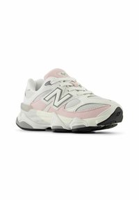 Sneaker con una parte superiore in rete bianca e dettagli in suede rosa. Notevoli dettagli grigi sulla suola e un grande logo "N" bianco sul lato.