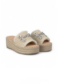 Sandalias de plataforma beige con parte superior de tejido trenzado y decoradas con rhinestones. Presenta una suela texturizada similar al yute y un diseño de punta abierta.