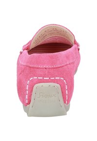 Rosa Wildleder Slipper mit abgerundetem Rücken, weißer Naht und beigem Gummisohle. Innen verfügt er über ein gestreiftes Futter und ein Markenlabel.