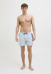 Lichtblauwe zwembroek met zwarte zijaccenten, verstelbare tailleband en een rechte snit. Gemaakt van lichtgewicht, zwemvriendelijke stof.