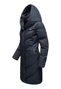 Lang puffer frakke i mørk navy med en stor hætte. Har skrå quiltede sømme, to lynlåslommer og brune hardware-detaljer.