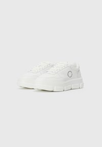 Hvite lavtopp sneakers med kraftig såle, snøring foran, perforert tå og sirkulær "Copenhagen Studios"-logo på siden.