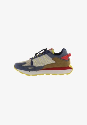 Zapatillas de hombre con parte superior de malla en gris, azul y beige; detalles y suela amarillos; cuenta con cordones negros y un cuello acolchado.