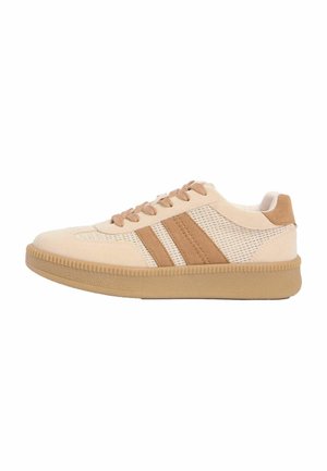 Beiger Sneaker mit niedrigem Schaft, hellbraunen Wildlederstreifen, Mesh-Einsätzen, passenden Schnürsenkeln und einer Sohle aus Kaugummigummi, von der Außenseite gezeigt.