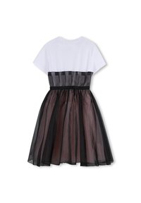 Top alb cu mâneci scurte și fustă neagră din tul; design stratificat cu bandă orizontală neagră și detalii cu logo la talie.