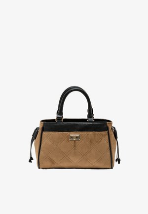 Sac à main rectangulaire en daim marron avec surpiqûres en losange, poignées en cuir noir, bordure supérieure en cuir noir et petite fermeture dorée à l'avant.