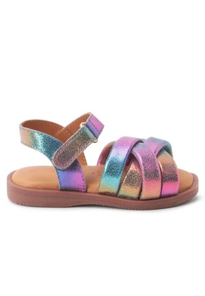 Sandale pour enfant avec brides métalliques arc-en-ciel, Velcro ajustable à la cheville et semelle marron rembourrée.