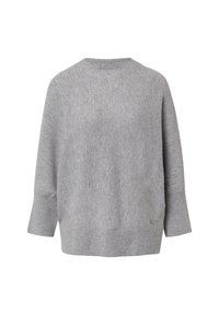 Hellgrauer langer Strickpullover mit gerippten Bündchen und Saum, Rundhalsausschnitt und einem kleinen runden Metalllogo nahe dem unteren Rand.