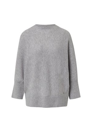 Pull en tricot gris clair à manches longues avec des poignets et un ourlet côtelés, un col rond, et un petit logo en métal rond près du bord inférieur.