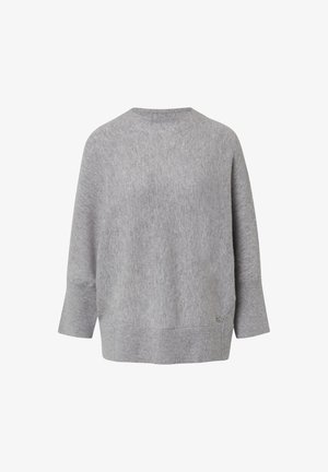 Pull en tricot gris clair à manches longues avec des poignets et un ourlet côtelés, un col rond, et un petit logo en métal rond près du bord inférieur.