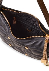 Zwarte leren handtas met een gequilt ontwerp, gouden hardware, ritssluiting en een gestreepte binnenkant met een vak en sleutelhanger.