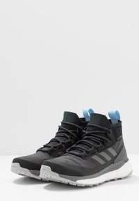 adidas Performance FREE HIKER - Sapatos de caminhada - carbon/grey/glow blue