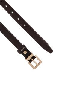 Ceinturon en cuir brun foncé avec une boucle en métal doré. Comprend plusieurs trous pour l'ajustement et une texture lisse et polie.