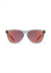 Hallid läbipaistvad ristkülikukujulised päikeseprillid punase gradiendiga läätsedega ja läbipaistvate raamidega, millel on nurkadega servad ja minimaalne riistvara.