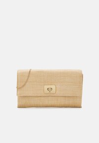 Tans, geweven clutchtas met een gestructureerde buitenkant, gouden hardware en een schouderband van ketting. Voorzien van een drukknoopsluiting en een rechthoekige vorm.