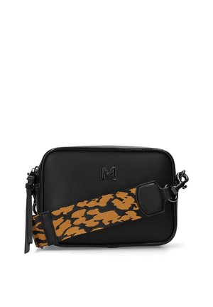 Borsa a tracolla rettangolare nera in pelle texturizzata, con una grande "M" in metallo sul davanti e una tracolla staccabile con stampa leopardata marrone e nera.