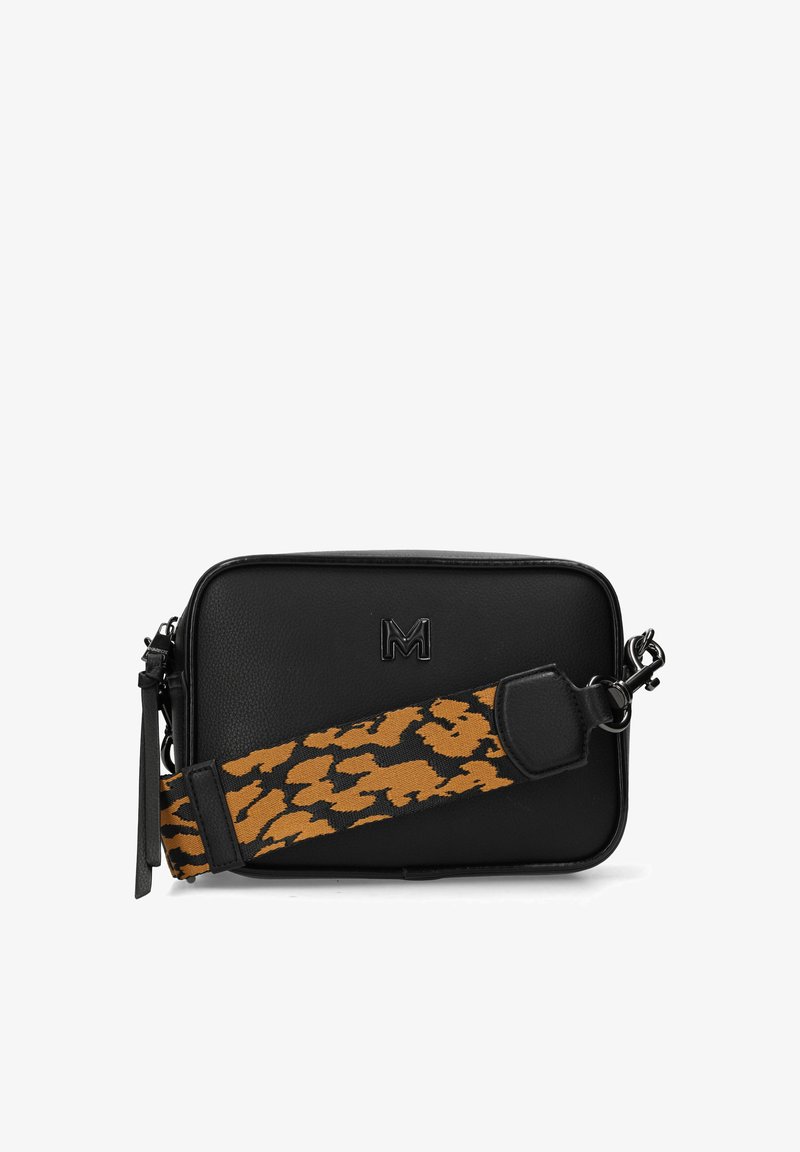 Svart rektangulär axelväska i texturerat läder, med ett stort metalliskt "M" på framsidan och ett avtagbart strap i brun och svart leopardmönster.