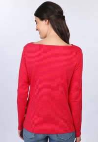 Rotes langärmliges Oberteil mit horizontalen Streifen und weitem Ausschnitt, aus einem weichen, leichten Stoff gefertigt. Hat eine taillierte Silhouette und einen abgerundeten Saum.