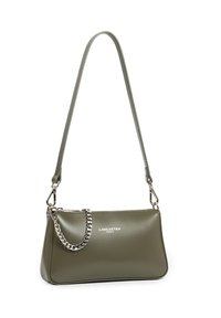 Borsa verde oliva con manico in catena d'argento e tracolla regolabile, con il nome del marchio "Lancaster Paris" in lettere argentate.