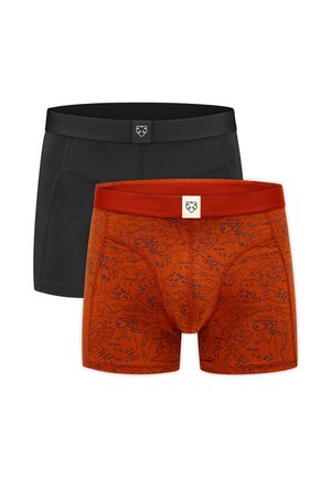 Zwei Herrenboxershorts, eine uni schwarz und eine orange mit dunklem abstraktem Kartenmuster, beide mit kleinen Logotags am Bund.