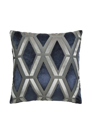 Coussin carré avec un fond en velours bleu foncé présentant un motif géométrique de formes losanges argentées et grises.