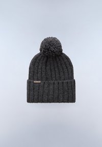 Neulottu tummanharmaa myssy, jossa on ribbigekuvio, ja ylhäällä pom-pom sekä pieni metallinen logo akcentti käänteessä.