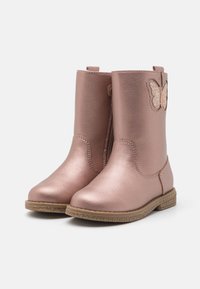 Roze gouden synthetische enkellaarsjes met een gladde afwerking, voorzien van een vlinderaccent en een gestructureerde rubberen zool.