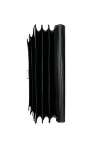 Czarny skórzany portfel z sześcioma przegrodami w stylu akordeonowym, gładką powierzchnią, srebrnymi akcesoriami i subtelnie wytłoczonym logo z boku.