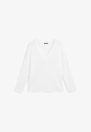 Pull blanc à col V avec des manches longues, présentant une texture en tricot torsadé et une coupe décontractée. Tissu lisse et léger, idéal pour le superposition.