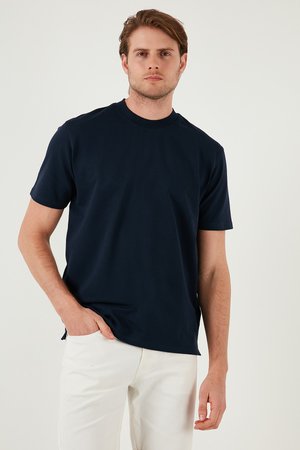 Tricou din bumbac de culoare bleumarin, cu gât rotund și mâneci scurte, având o textură netedă și o croială lejeră. Purtați-l cu pantaloni albi.