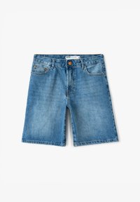 Shorts de mezclilla en azul claro, con corte recto, cinco bolsillos y cierre de botón. La tela presenta un ligero desgaste para dar textura.