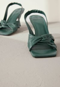 Next SIGNATURE SIDE TWIST - REGULAR FIT - Sandales - green