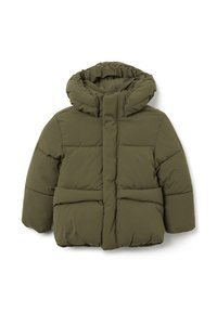 Chaqueta tipo puffer verde oliva con capucha, que cuenta con cierre de cremallera, textura acolchada gruesa y bolsillos laterales para calidez y comodidad.