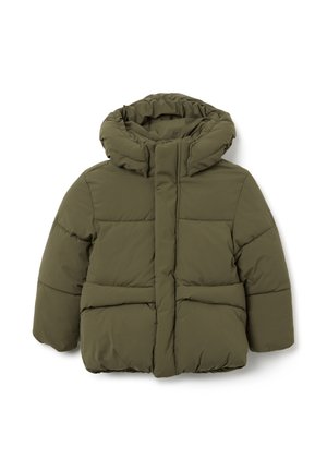 Olivgrüne Pufferjacke mit Kapuze, ausgestattet mit einem Reißverschluss, dickem Steppstoff und seitlichen Taschen für Wärme und Komfort.