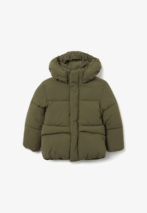 Chaqueta tipo puffer verde oliva con capucha, que cuenta con cierre de cremallera, textura acolchada gruesa y bolsillos laterales para calidez y comodidad.