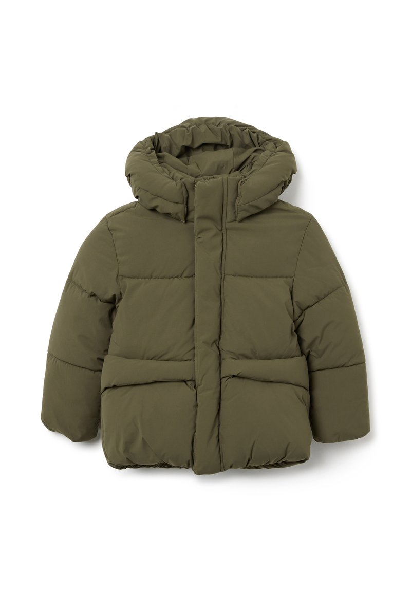 Chaqueta tipo puffer verde oliva con capucha, que cuenta con cierre de cremallera, textura acolchada gruesa y bolsillos laterales para calidez y comodidad.