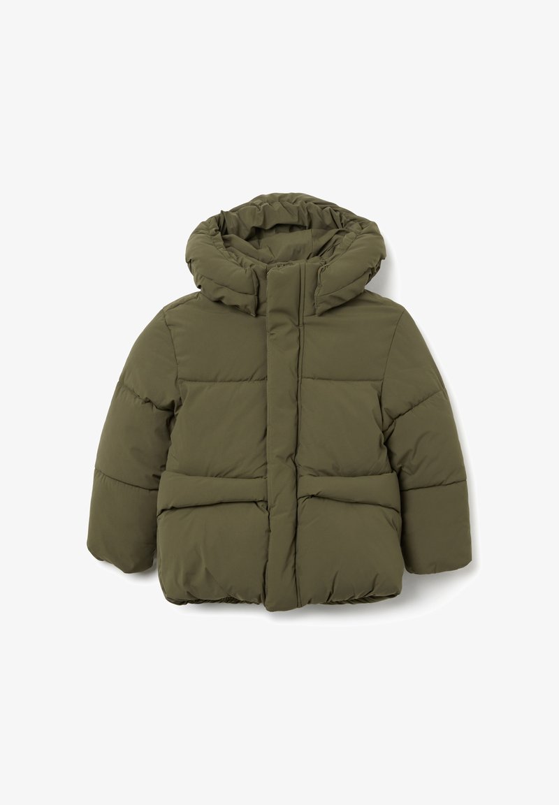 Chaqueta tipo puffer verde oliva con capucha, que cuenta con cierre de cremallera, textura acolchada gruesa y bolsillos laterales para calidez y comodidad.