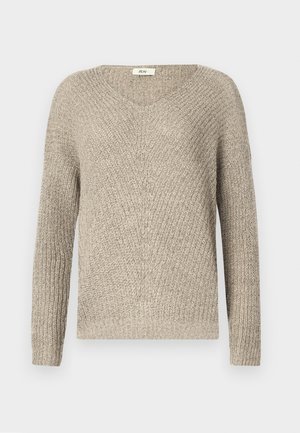Lys beige strikket genser med v-hals, lange ermer og et strukturert mønster med ribbede mansjetter og nederkant.