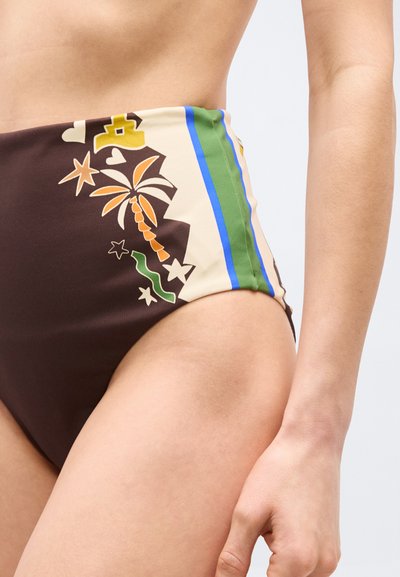 Κοντινό πλάνο ενός ατόμου που φοράει μπικίνι με ψηλή μέση, διακοσμημένο με τροπικό σχέδιο που περιλαμβάνει φοίνικα και αστέρια, σε αποχρώσεις καφέ, κρεμ, πράσινο και μπλε.