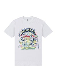Hvid bomulds t-shirt med et farverigt Superman grafik, der har en tegneserieagtig illustration og fed tekst i midten, som skildrer action og karakterer.