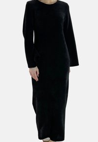Longue robe noire en tissu doux. Comprend un col rond, des manches longues et une silhouette ajustée au design minimaliste.