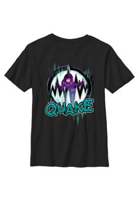 Černé bavlněné tričko s grafikou postavy v purpurové barvě, obklopené stylizovaným kruhovým designem, se slovem "QUAKE" v modrém písmu.