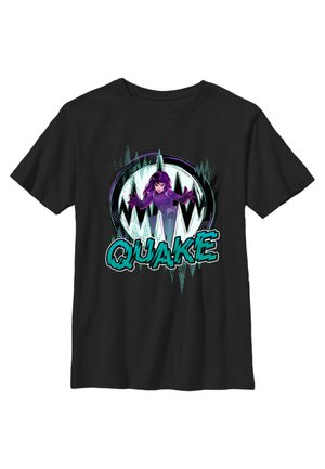 Černé bavlněné tričko s grafikou postavy v purpurové barvě, obklopené stylizovaným kruhovým designem, se slovem "QUAKE" v modrém písmu.