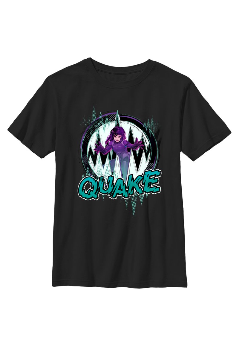 Černé bavlněné tričko s grafikou postavy v purpurové barvě, obklopené stylizovaným kruhovým designem, se slovem "QUAKE" v modrém písmu.